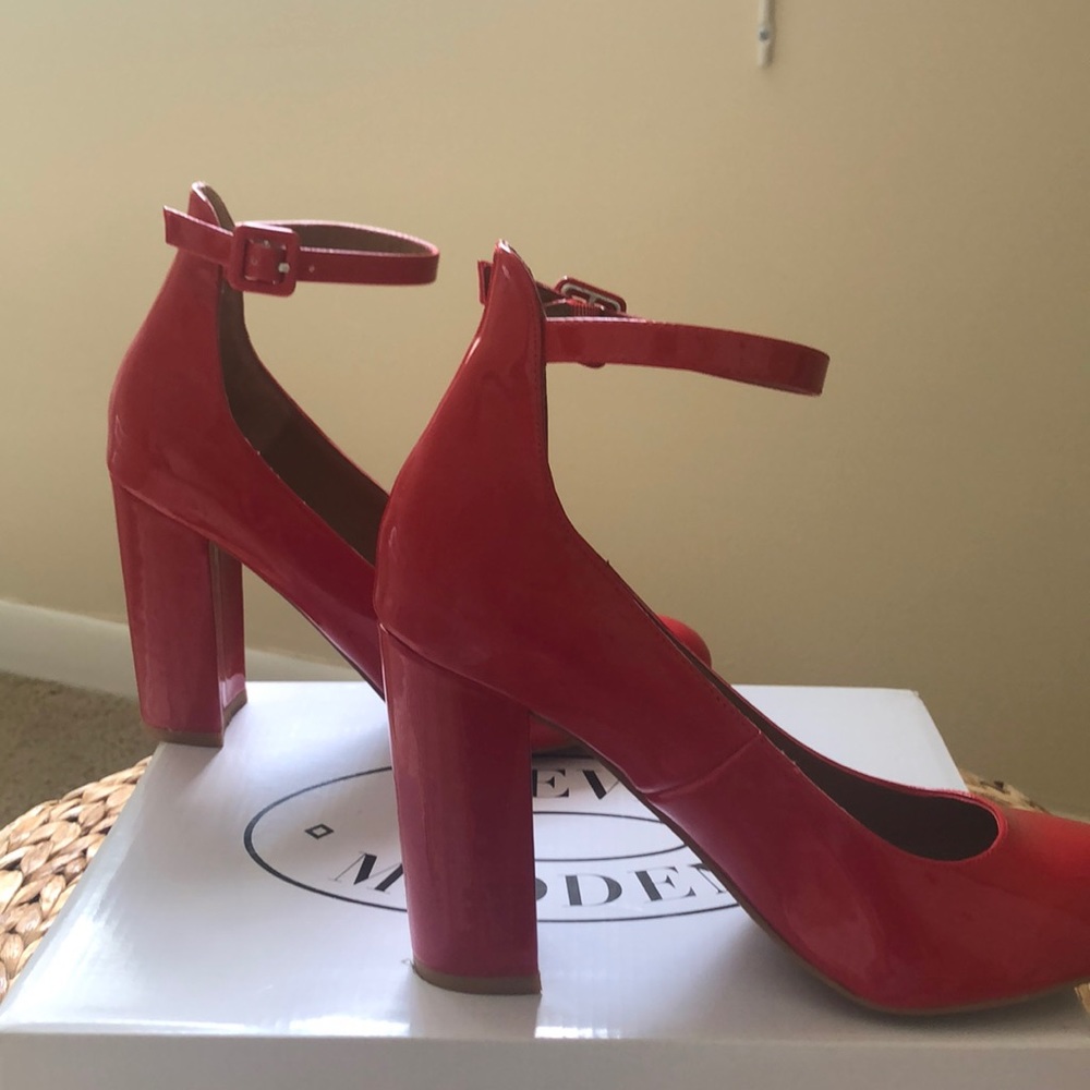 STEVE MADDEN RED SHOES 👠 - Picture 5 of 9